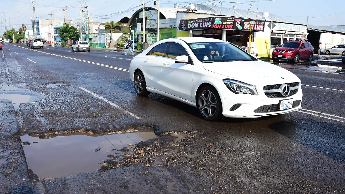 Bache en carretera a campo militar a la altura de la colonia La Sierrita